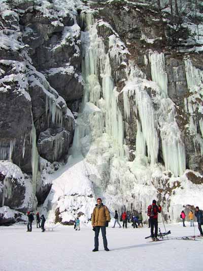 ice parade on the edge of the frozen Königssee [King´slake]