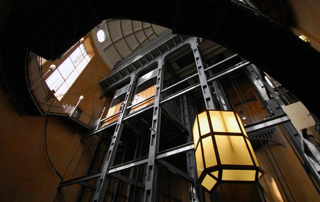 Elevators in the old Elbtunnel. German engineering from the Gründerzeit.