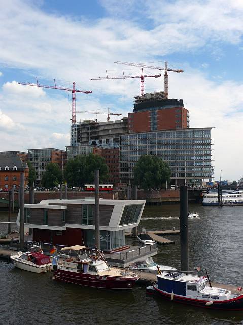 Houseboat and construction of the Elbphilharmonie.